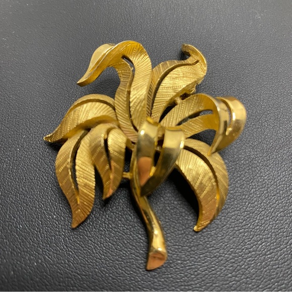 Vintage Crown Trifari Brooch Brushed Gold Tone Textured Ribbon Leaf - Picture 12 of 12